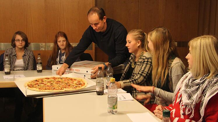 Jugendsprecher Harald Hempfling (CSU) punktete - beim Besprechungstermin im Rathaus gab es Pizza für alle.