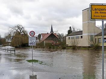 Im Himmelkroner Ortsteil Lanzendorf trat der Weiße Main am Samstag über die Ufer. Die Straße "Am Main" musste für den Verkehr gesperrt werden. Fotos: Werner Reißaus