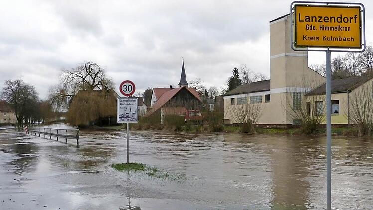 Im Himmelkroner Ortsteil Lanzendorf trat der Weiße Main am Samstag über die Ufer. Die Straße "Am Main" musste für den Verkehr gesperrt werden. Fotos: Werner Reißaus