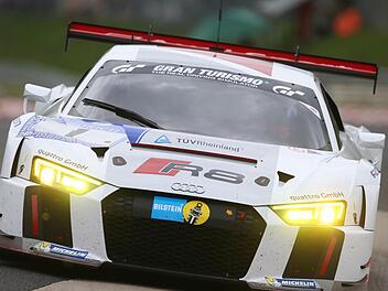 Der nagelneue Audi R8 LMS mit der Startnummer 1 wurde in der Nacht nach einem Unfall von Christian Mamerow so beschädigt, dass die Titelverteidiger aufgeben mussten. Foto: Audi