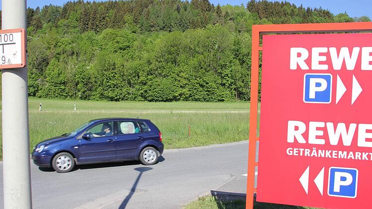 Der Rewe-Markt in Steinberg bekommt vorerst keine Konkurrenz. Jenseits der Staatsstraße - zwischen Auto und Waldrand - sollte auf 18.000 Quadratmetern ein Gewerbegebiet ausgewiesen werden. Dort wollte ein Investor einen Discounter bauen.  Foto: Friedwald Schedel