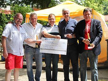 2. Vorsitzender Heribert Jakobsche (links) dankt den Spendern. Foto: uli