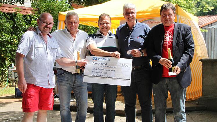 2. Vorsitzender Heribert Jakobsche (links) dankt den Spendern. Foto: uli