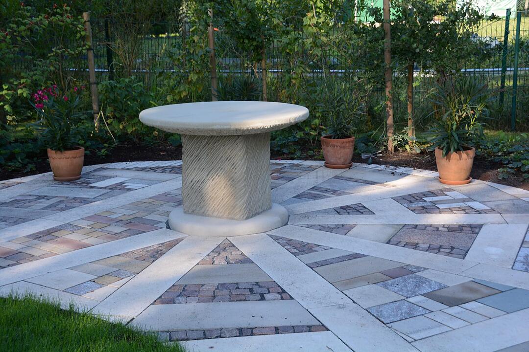 Der Boden ist ein lebhafter Mustermix geworden. Verwendet wurden unterschiedlichste Natursteine: Kalkstein, Granit, Sandstein in verschiedenen Farben.
