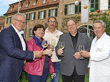 Bürgermeister Thomas Leiner, Helena Scharf, Kurt Müller, Peter Weidisch und Robert Schmitt (von links) bei der Eröffnung des Salinenfestes 2015.  Foto: Peter Rauch