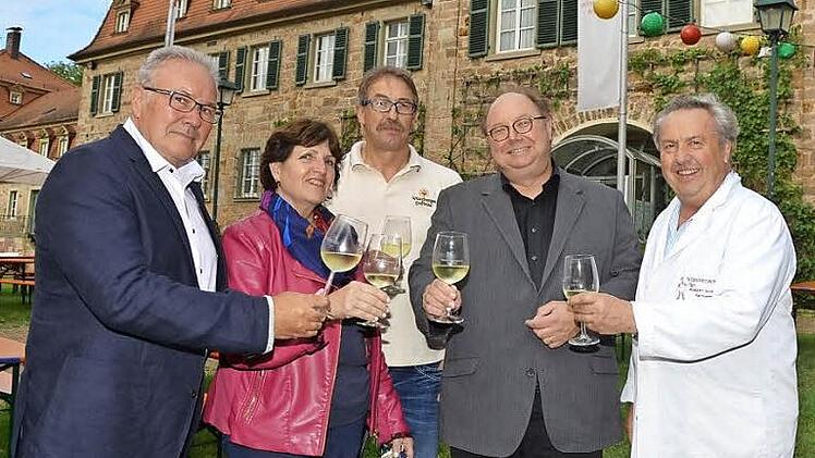 Bürgermeister Thomas Leiner, Helena Scharf, Kurt Müller, Peter Weidisch und Robert Schmitt (von links) bei der Eröffnung des Salinenfestes 2015.  Foto: Peter Rauch