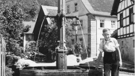 Der Ortsbrunnen in den 1940er- Jahren. Foto: Wilhelm Sponsel