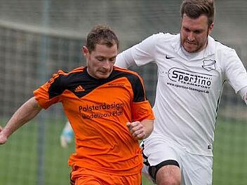 Die Offensivabteilung der SpVgg Lettenreuth (hier der Mistelfelder Thomas Novotny im Duell mit Daniel Fischer) hat in dieser Saison bereits 90 Tore erzielt. Die Obersdorfer Defensive sollte sich in Acht nehmen.  Foto: Uwe Gick