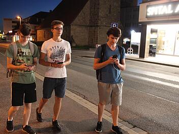 In ihre Smartphones vertieft (von links): Nick Niscior, Pascal Molendo und Dimitri Mazay auf dem Weg durch das nächtliche LichtenfelsFoto: Markus Häggberg