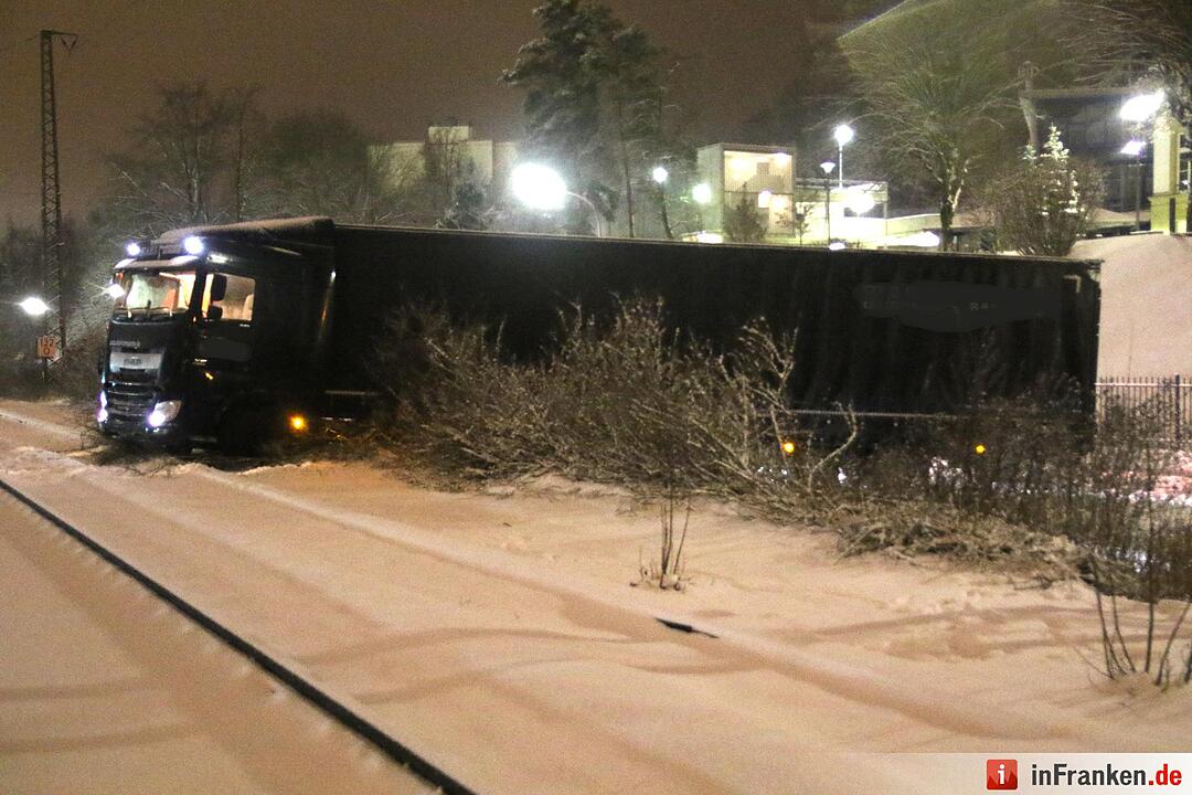 Sattelzug blockiert Gleise bei Weichengereuth
