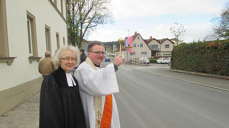Pfarrerin Adelheid Augustin und Pfarrer Norbert Wahler erbaten Gottes Segen für das sanierte Werk und alle die es nutzen. Winfried Ehling