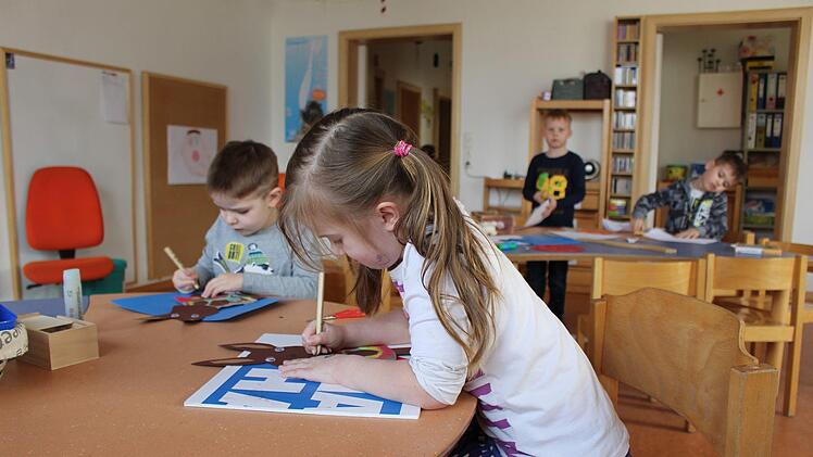 Auch im Kindergarten hat Bildung eine übergeordnete Rolle: Basteln, puzzeln und malen - zu jeder Jahreszeit werden den Kindern die entsprechenden Anlässe nähergebracht. Julia Raab