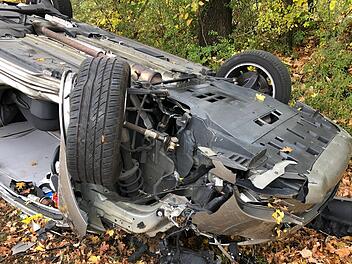 Im Landkreis N&uuml;rnberg kam eine 37-J&auml;hrige mit ihrem Auto von der Stra&szlig;e ab, prallte gegen einen Baum und &uuml;berschlug sich anschlie&szlig;end. Foto: News5/Schmelzer