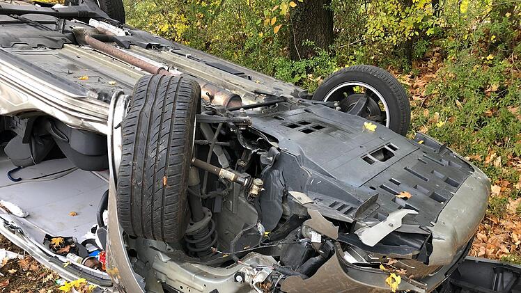 Im Landkreis N&uuml;rnberg kam eine 37-J&auml;hrige mit ihrem Auto von der Stra&szlig;e ab, prallte gegen einen Baum und &uuml;berschlug sich anschlie&szlig;end. Foto: News5/Schmelzer