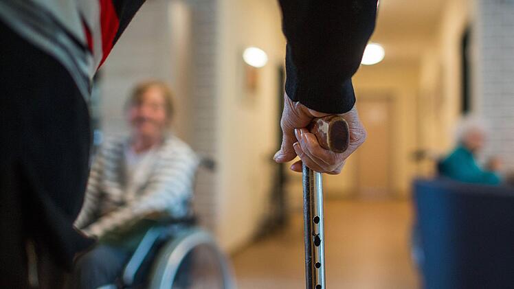 Ein vorher im Altenheim in Hofheim v&ouml;llig unauff&auml;lliger 77-J&auml;hriger rastete aus und misshandelte drei Mitbewohner schwer. Im Prozess stellt sich heraus, dass der Mann durch seine Krankheit bedingt bereits vor seinem Aufenthalt in der Senioreneinrichtung mehrfach gewaltt&auml;tig geworden war.Symbolfoto: dpa, Archiv