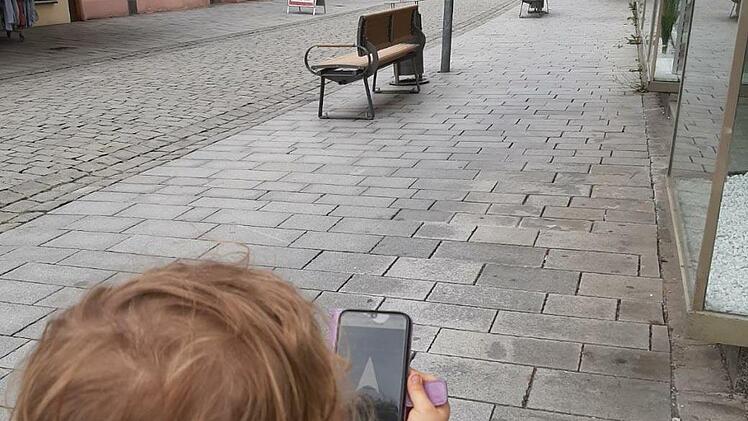 Wie ein moderner Kompass: Durch die Stadt geht es mit Richtungspfeilen in der App.