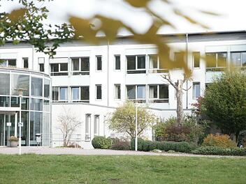 Blick auf einen Abschnitt der Franz-von-Prümmer-Klinik: Im Krankenhaus hat sich zuletzt einiges verändert. Foto: Steffen Standke/Archiv