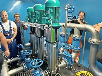 Von der Pumpstation in Brauersdorf wird Wasser nach Marienroth gepumpt. Sie sind verantwortlich für den reibungslosen Ablauf bei der Wasserversorgung und Kanalisation mit Kläranlage: von links im Bild Bauamtsleiter Andreas Schorn, die Klärwärter Manfred Däumer und Lucas Thannhäuser, Wasserwart Daniel Bartsch und Bürgermeister Stefan Heinlein.