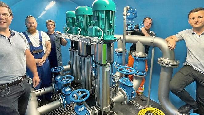 Von der Pumpstation in Brauersdorf wird Wasser nach Marienroth gepumpt. Sie sind verantwortlich für den reibungslosen Ablauf bei der Wasserversorgung und Kanalisation mit Kläranlage: von links im Bild Bauamtsleiter Andreas Schorn, die Klärwärter Manfred Däumer und Lucas Thannhäuser, Wasserwart Daniel Bartsch und Bürgermeister Stefan Heinlein.
