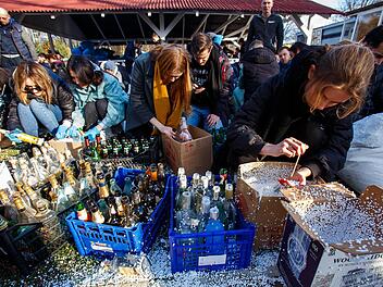 Unser Bild zeigt, wie Menschen in Kiew Benzinbomben, sogenannte Molotowcocktails, bauen.