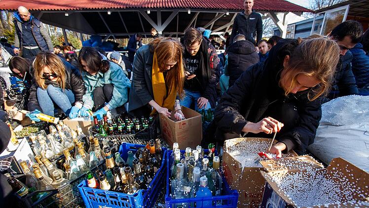 Unser Bild zeigt, wie Menschen in Kiew Benzinbomben, sogenannte Molotowcocktails, bauen.