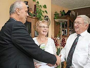 Gerald Brehm (l.) gratulierte Evelin und Dieter Gropp zur Goldenen Hochzeit. Foto: Evi Seeger