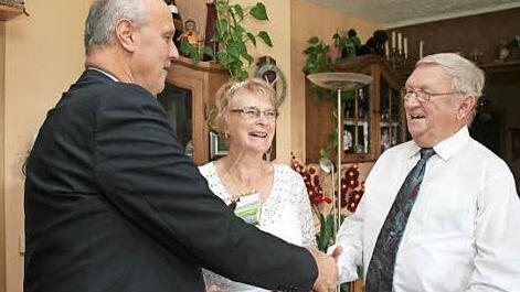 Gerald Brehm (l.) gratulierte Evelin und Dieter Gropp zur Goldenen Hochzeit. Foto: Evi Seeger