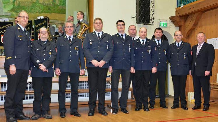 Auch die Floriansjünger wurden für ihre 25- und 40-jährige Tätigkeit geehrt (von links): Kreisbrandinspektor Edwin Frey, Norbert Roth, Volkmar Stahl, Gerhard Lorenz, Klaus Bocklet, Bernd Schmitt, Jochen Hein, Andreas Kleinhenz, Josef Lenhardt, Landrat Thomas Bold. Foto: Björn Hein