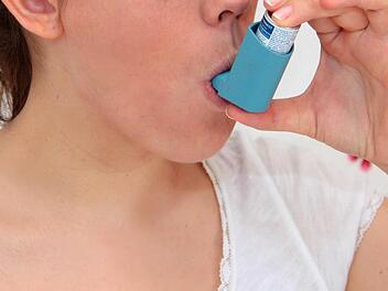 Eine Frau benutzt die klassische L-förmige Asthma-Inhalierhilfe. Ein Unternehmer entwickelte einen neuen Aufsatz. Das Produkt wird aber verboten.  Foto: dpa