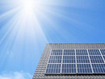 Im Landkreis könnten noch sehr viel mehr Solarzellen auf Hausdächern Strom liefern.  Foto: Archiv