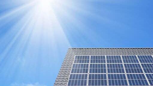 Im Landkreis könnten noch sehr viel mehr Solarzellen auf Hausdächern Strom liefern.  Foto: Archiv