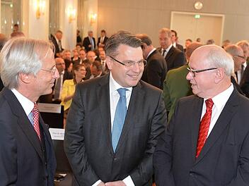 Bayerns Justizminister Winfried Bausback (Mitte) unterhält sich im Spiegelsaal mit dem neuen Leitenden Oberstaatsanwalt Erik Ohlenschlager (links) und seinem Vorgänger Bardo Backert. Foto: Ronald Rinklef
