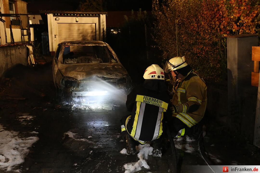 Brennender Pkw greift auf Wohnhaus ueber - Dachstuhlbrand