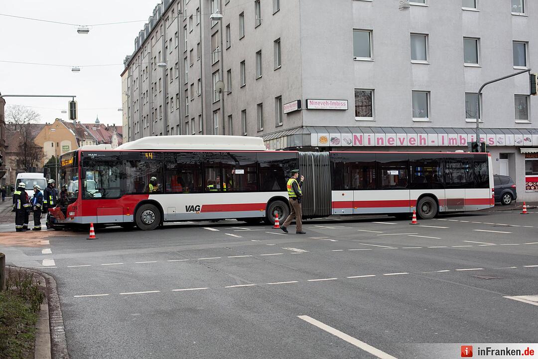 Nürnberg: Auto kracht gegen Bus