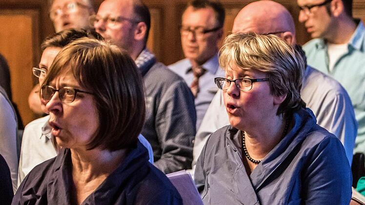 Der Coburger Chor "Unerhört" probt für sein Jubiläumskonzert, das am 24. April im Kongresshaus stattfindet.Foto: Jochen Berger
