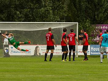 Den Freistoß von Thomas Roas (rechts, Nummer 7) hielt der Torhüter der DJK Schwebenried-Schwemmelsbach zwar, doch der Forchheimer trug mit zwei Treffern zum 3:1-Sieg seiner SpVgg Jahn bei.  Foto: Felix Schott