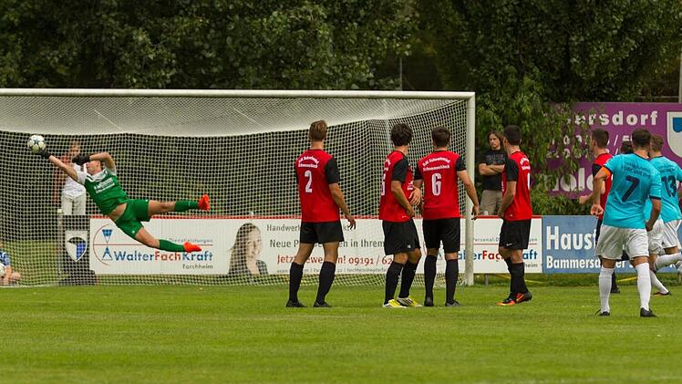 Den Freistoß von Thomas Roas (rechts, Nummer 7) hielt der Torhüter der DJK Schwebenried-Schwemmelsbach zwar, doch der Forchheimer trug mit zwei Treffern zum 3:1-Sieg seiner SpVgg Jahn bei.  Foto: Felix Schott