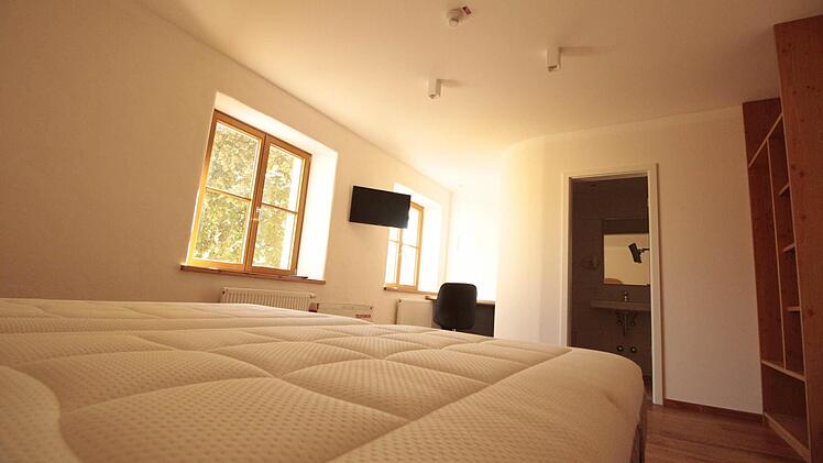 Das neue Hotel bietet insgesamt 16 Betten. Die Leidenschaft der Familie Sponsel fürs Brennen spiegelt sich im Betthaupt wider: Geformt ist es wie eine Brennblase.