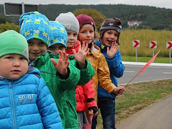 Lukas (von links), Simon, Hannes, Mathilda, Magdalena und Xaver vom Kindergarten Aschach waren bei der Einweihung des Kreisels dabei. Foto: Benedikt Borst