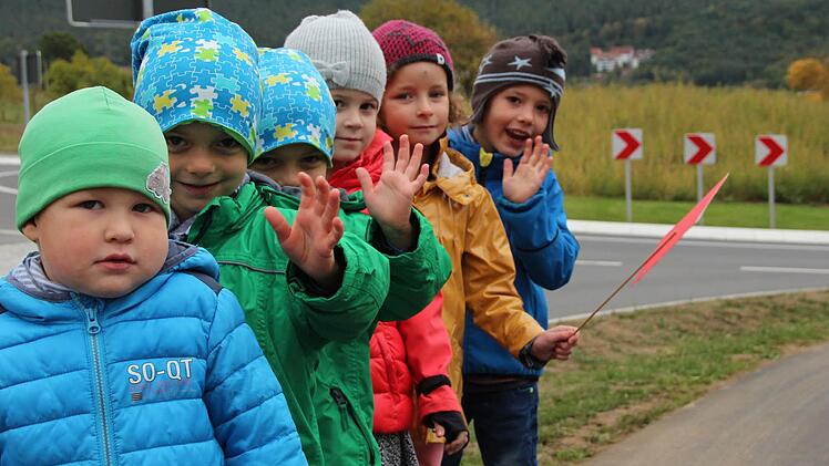 Lukas (von links), Simon, Hannes, Mathilda, Magdalena und Xaver vom Kindergarten Aschach waren bei der Einweihung des Kreisels dabei. Foto: Benedikt Borst