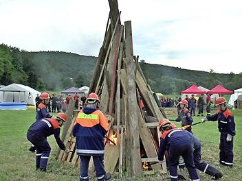 Die erste Entzündung des Lagerfeuers ist für die Feuerwehrjugend immer etwas Besonderes. Fotos: Christian Licha