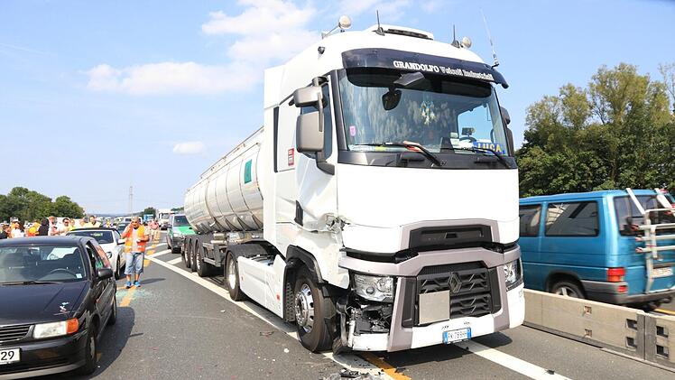 Zu massiven Verkehrsproblemen ist es am Freitagnachmittag auf der A73 bei Forchheim gekommen. Nach jetzigem Erkenntnisstand wollte ein weißer VW Touran an der Anschlussstelle Forchheim-Süd auf die Autobahn in Richtung Nürnberg auffahren.Foto: News5/Merzbach