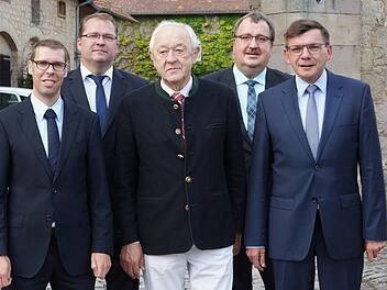 Abschiedsfoto: Marco Lummel (geschäftsführender Vorstand), Aufsichtsratsvorsitzender Michael Hoffmann, Georg Sell, stellvertretender Aufsichtsratsvorsitzender Andreas Spehnkuch und Bürgermeister und Vorstandsmitglied Armin Warmuth. Foto: Arkadius Guzy
