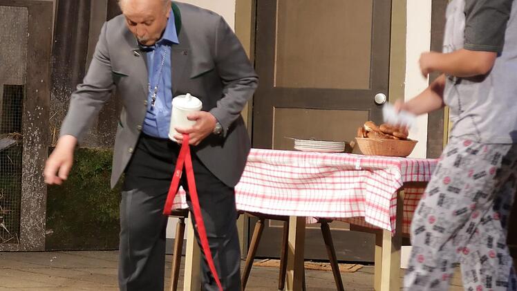 Gag gleich zu Beginn: Opa Alois (Karl Walter Richter) f&uuml;ttern den l&auml;ngst verblichenen Hund Waldi. Foto: Klaus Klaschka
