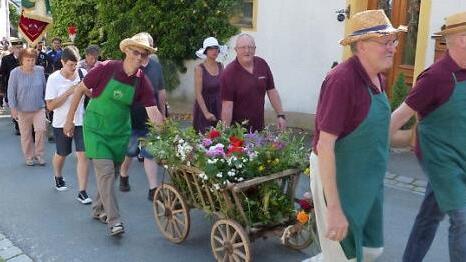 Der Obst- und Gartenbauverein Kupferberg hatte einen blumengeschmücktem Leiterwagen dabei.