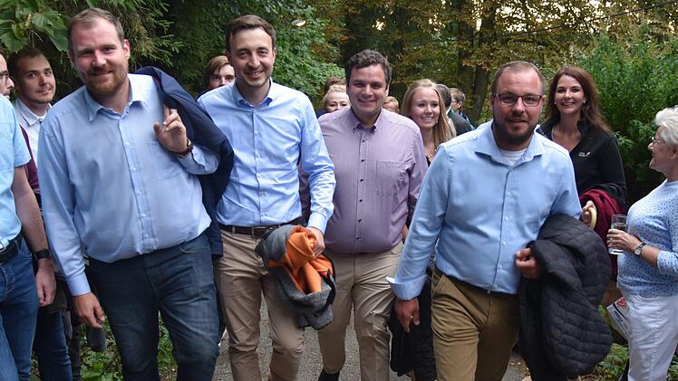 Ankunft an der Arnoldhütte auf dem Muppberg: Zum Gipfeltreffen mit dem JU-Bundesvorsitzenden Paul Ziemiak hatte die JU Neustadt eingeladen: Von links: Martin Mittag, Paul Ziemiak, Paul Bernhard Wagner (JU-Oberfranken) und Sebastian Straubel Foto: Gabi Arnold
