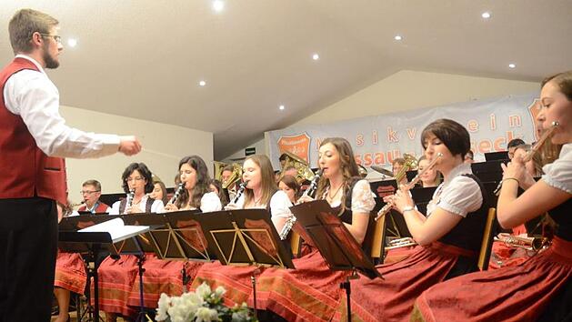 Der Musikverein Größau-Posseck, hier unter Leitung von Daniel Sünkel, erhielt tosenden Applaus und stehende Ovationen für sein Konzert "Auftakt 2019" im Pfarrheim in Posseck.Karl-Heinz Hofmann