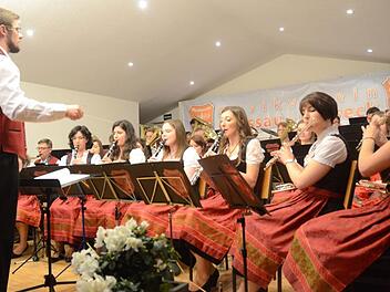 Der Musikverein Größau-Posseck, hier unter Leitung von Daniel Sünkel, erhielt tosenden Applaus und stehende Ovationen für sein Konzert "Auftakt 2019" im Pfarrheim in Posseck.Karl-Heinz Hofmann