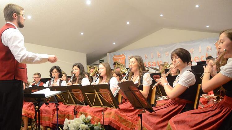 Der Musikverein Größau-Posseck, hier unter Leitung von Daniel Sünkel, erhielt tosenden Applaus und stehende Ovationen für sein Konzert "Auftakt 2019" im Pfarrheim in Posseck.Karl-Heinz Hofmann