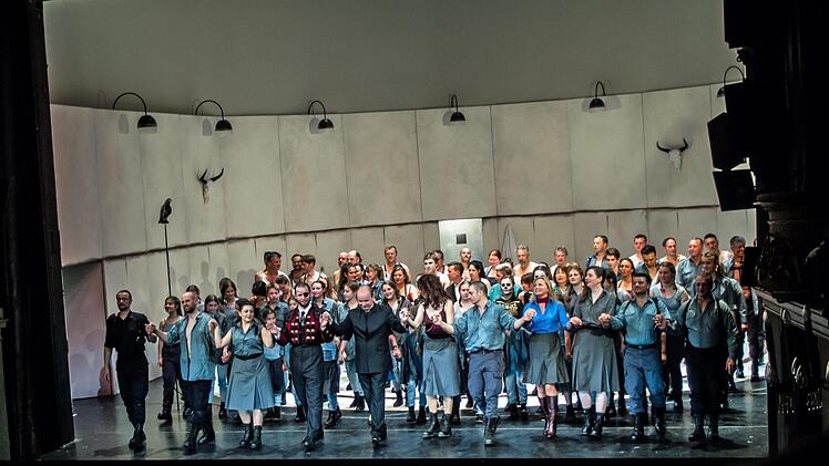Reichlich Premieren-Applaus gab es für die Neuinszenierung von Georges Bizet Oper "Carmen" am Landestheater Coburg.Foto: Jochen Berger
